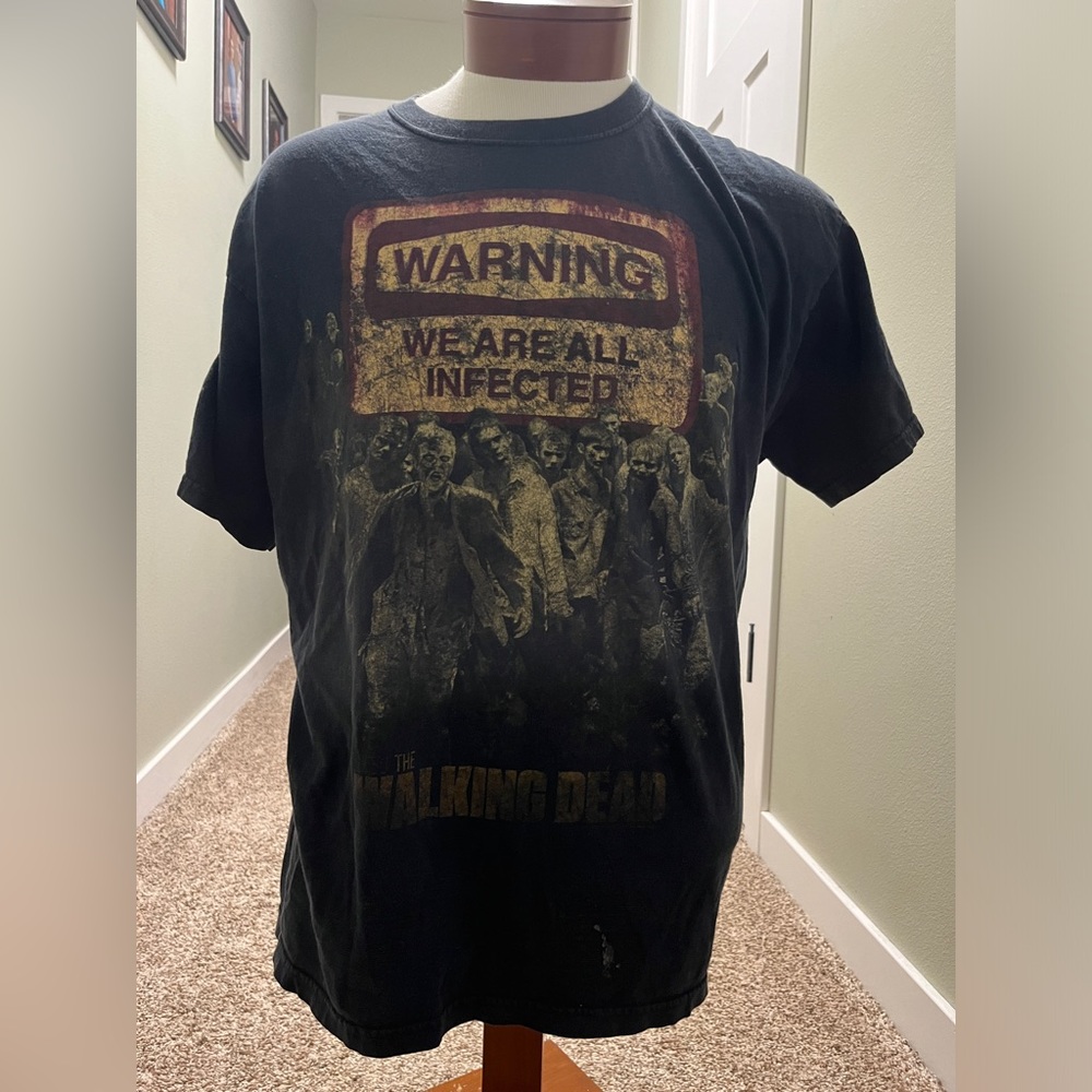WALKING DEAD GRAPHIC TEE.